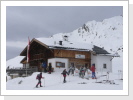 Daher liegt die Skih�tte ganz passend am Weg.