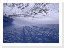 Unsere Schatten im Aufstieg zum Similaun, unten die Similaun H�tte
