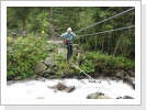 Stuibenfallklettersteig. Die Hängebrücke über den Bach beim Einstieg Stuibenfallklettersteig. Die Hängebrücke über den Bach beim Einstieg